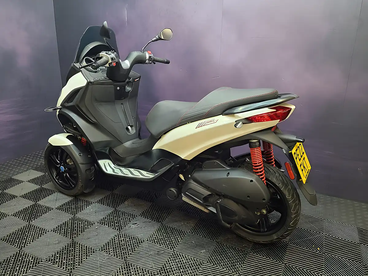 Used 2022 Piaggio MP3 Sport White - Interior and Exterior details 14