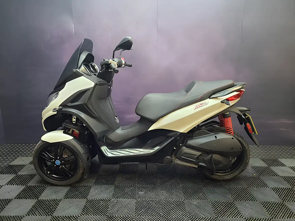 Used 2022 Piaggio MP3 Sport White - Interior and Exterior details 3
