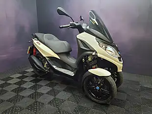 Used 2022 Piaggio MP3 Sport White - Interior and Exterior details 4