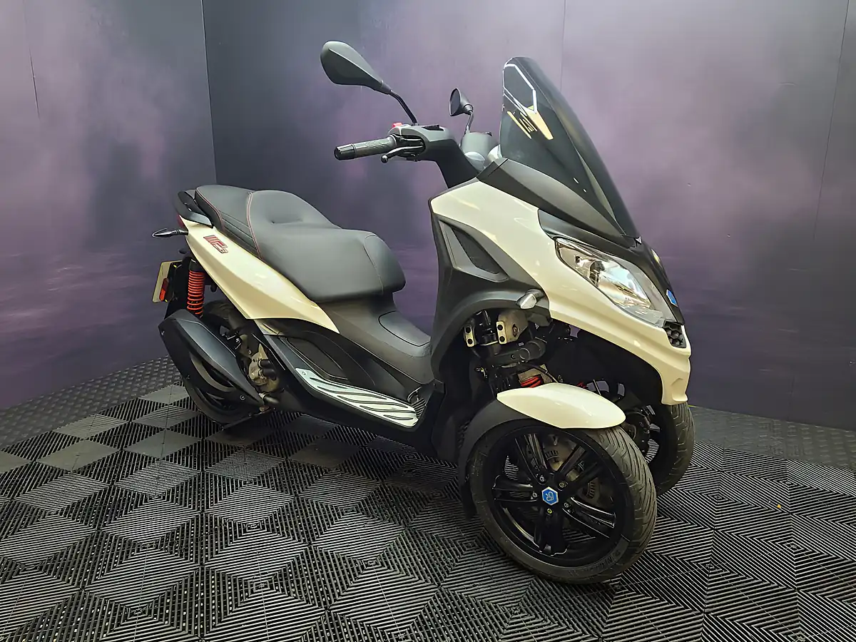 Used 2022 Piaggio MP3 Sport White - Interior and Exterior details 4