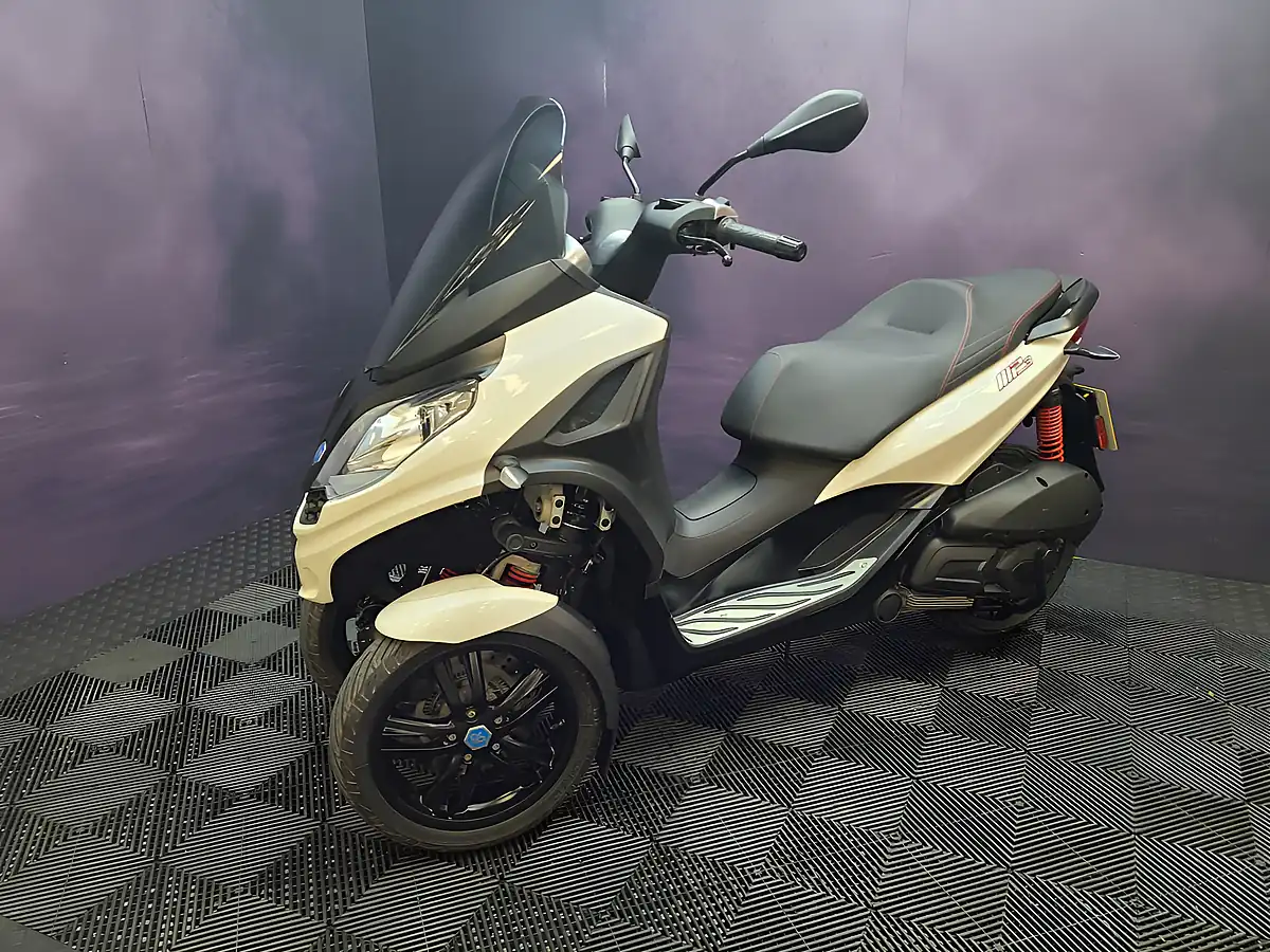 Used 2022 Piaggio MP3 Sport White - Interior and Exterior details 5