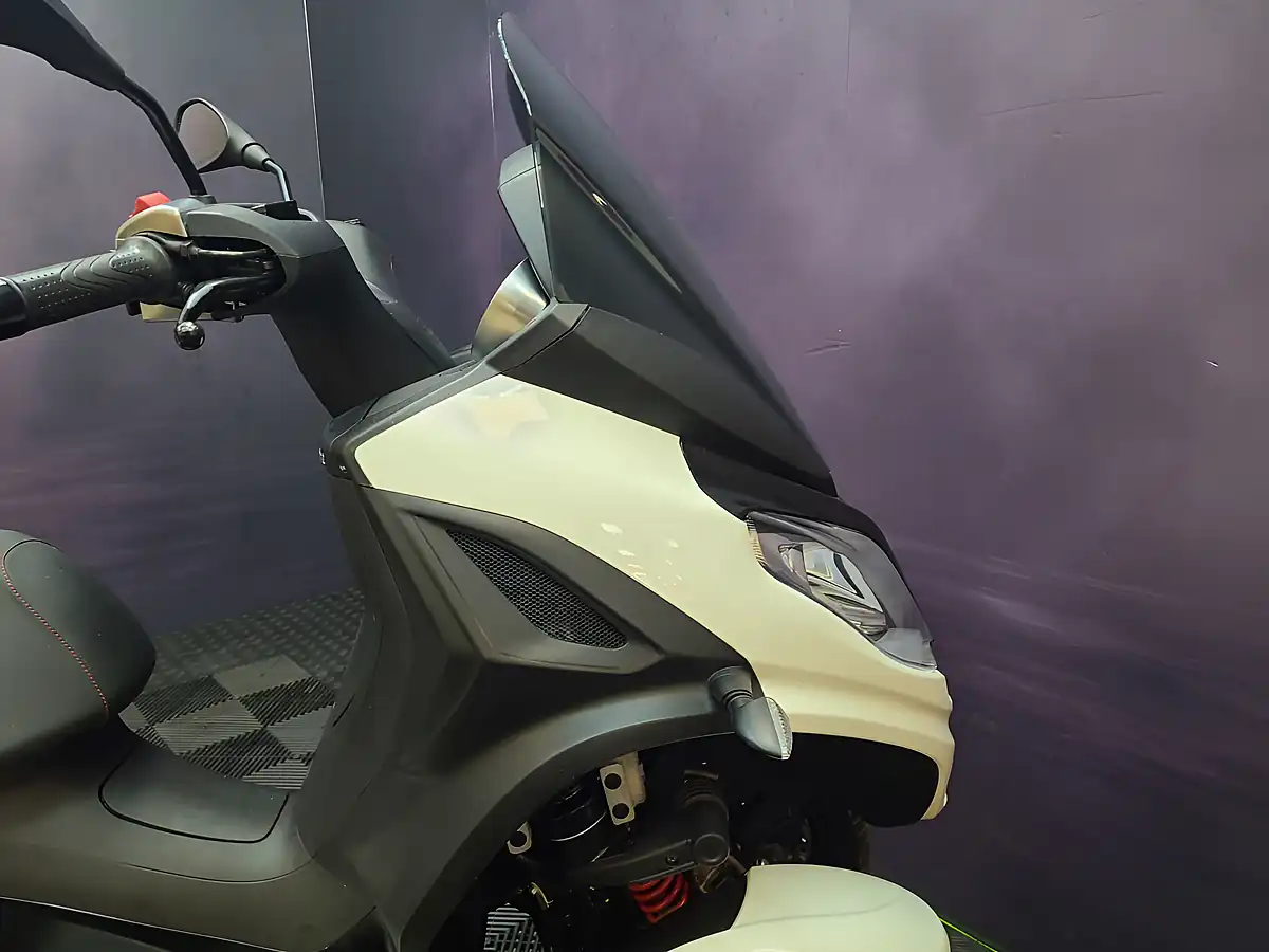 Used 2022 Piaggio MP3 Sport White - Interior and Exterior details 6