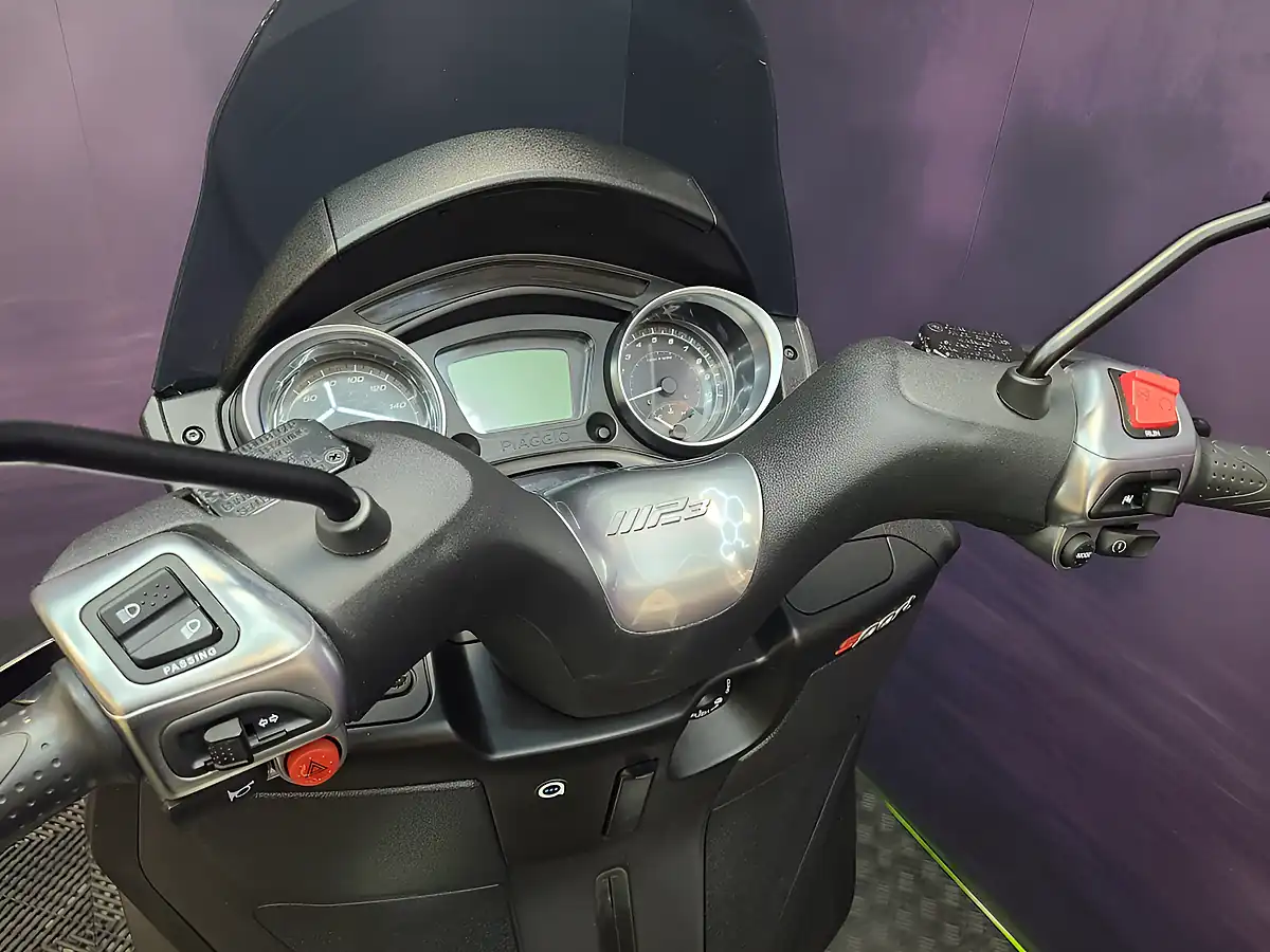 Used 2022 Piaggio MP3 Sport White - Interior and Exterior details 7