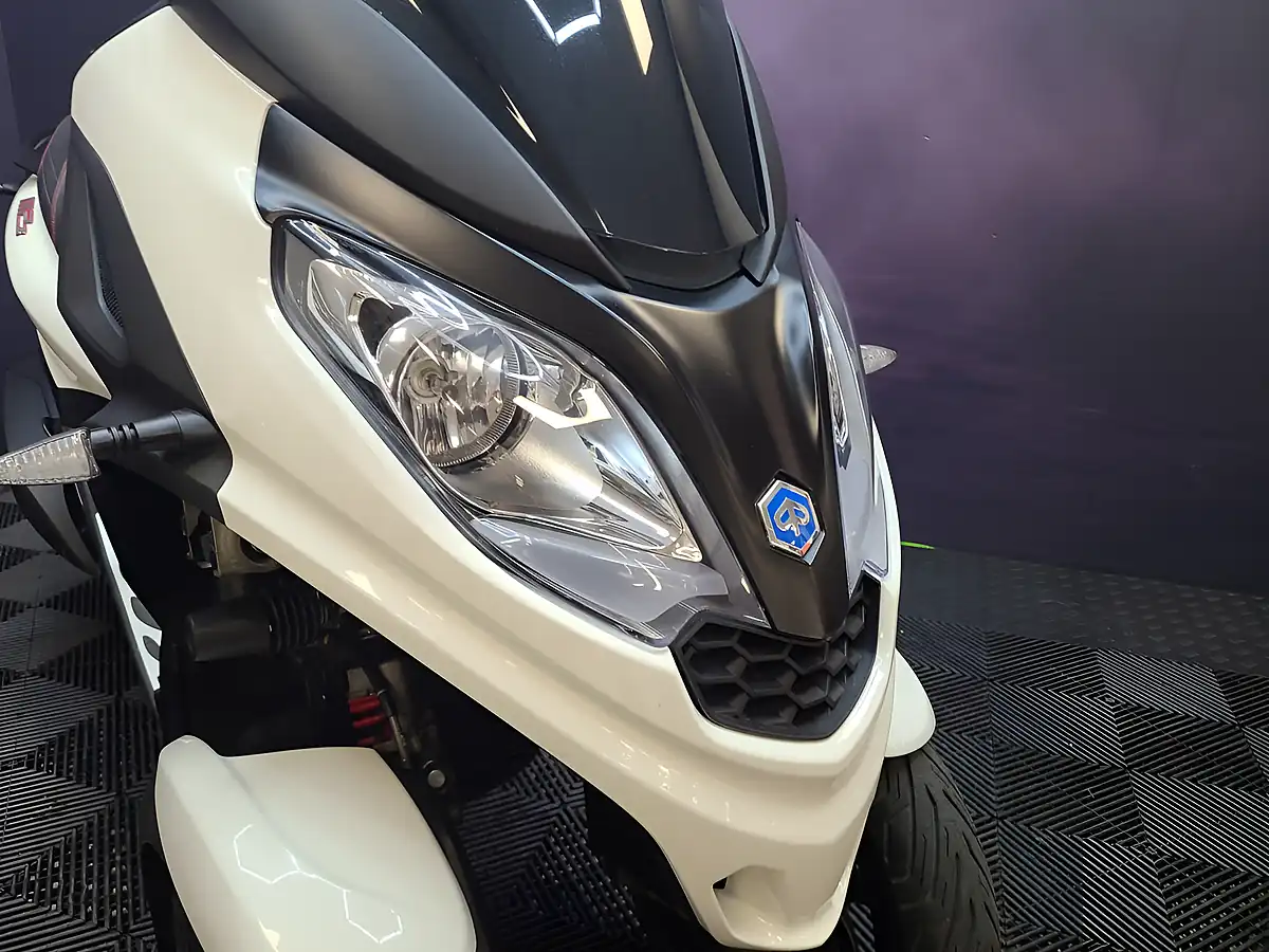 Used 2022 Piaggio MP3 Sport White - Interior and Exterior details 8