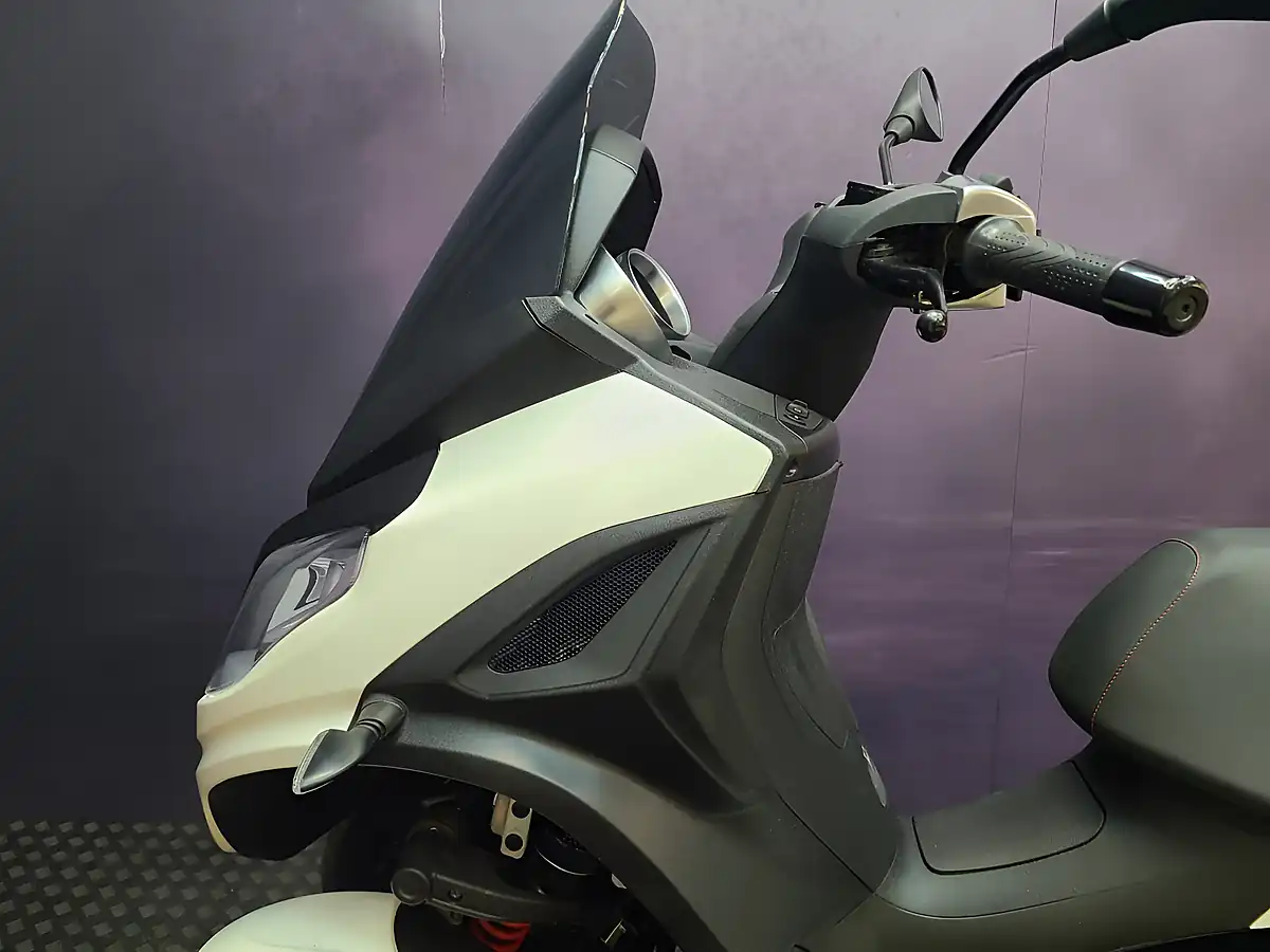 Used 2022 Piaggio MP3 Sport White - Interior and Exterior details 9