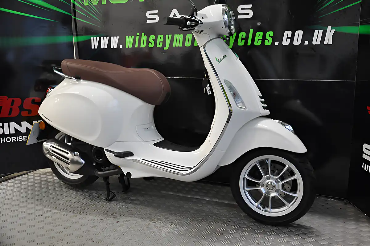 Used 2022 Piaggio Primavera 50 Silver - Interior and Exterior details 12