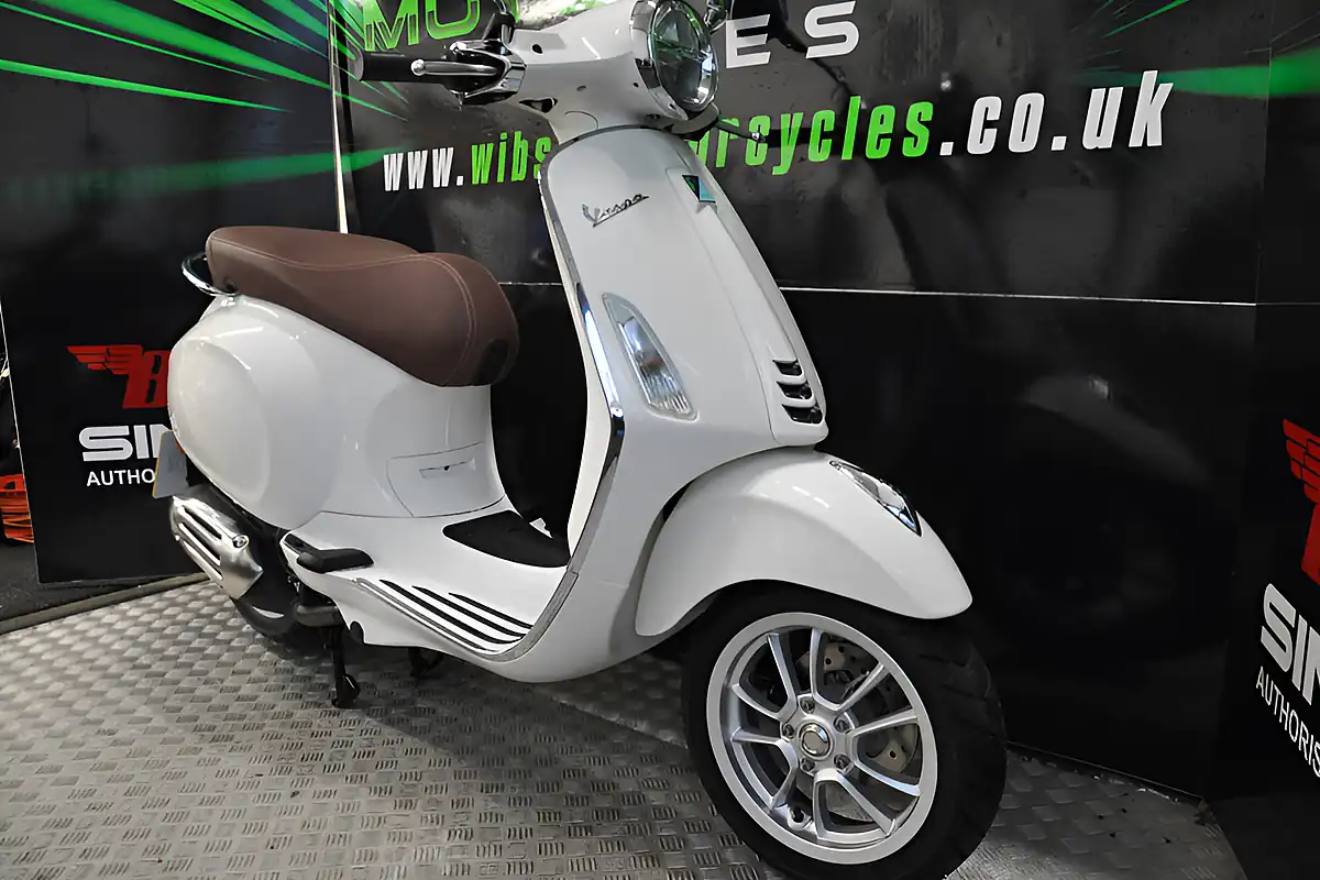 Used 2022 Piaggio Primavera 50 Silver - Interior and Exterior details 13