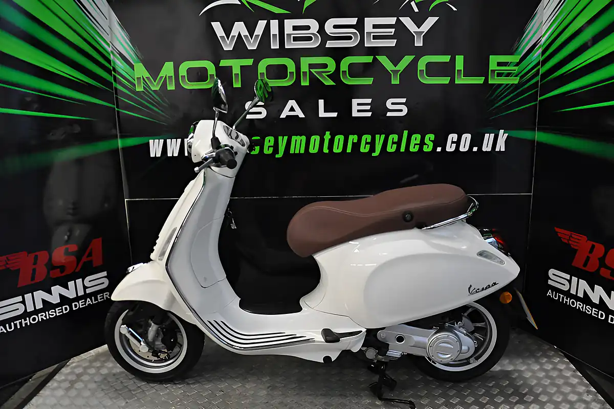 Used 2022 Piaggio Primavera 50 Silver - Interior and Exterior details 4