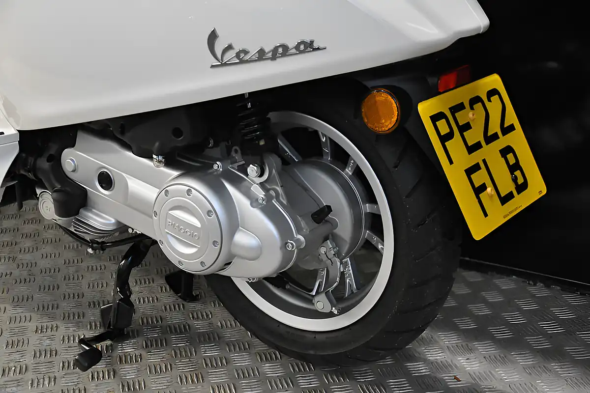 Used 2022 Piaggio Primavera 50 Silver - Interior and Exterior details 6