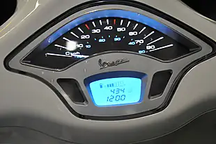 Used 2022 Piaggio Primavera 50 Silver - Interior and Exterior details 7