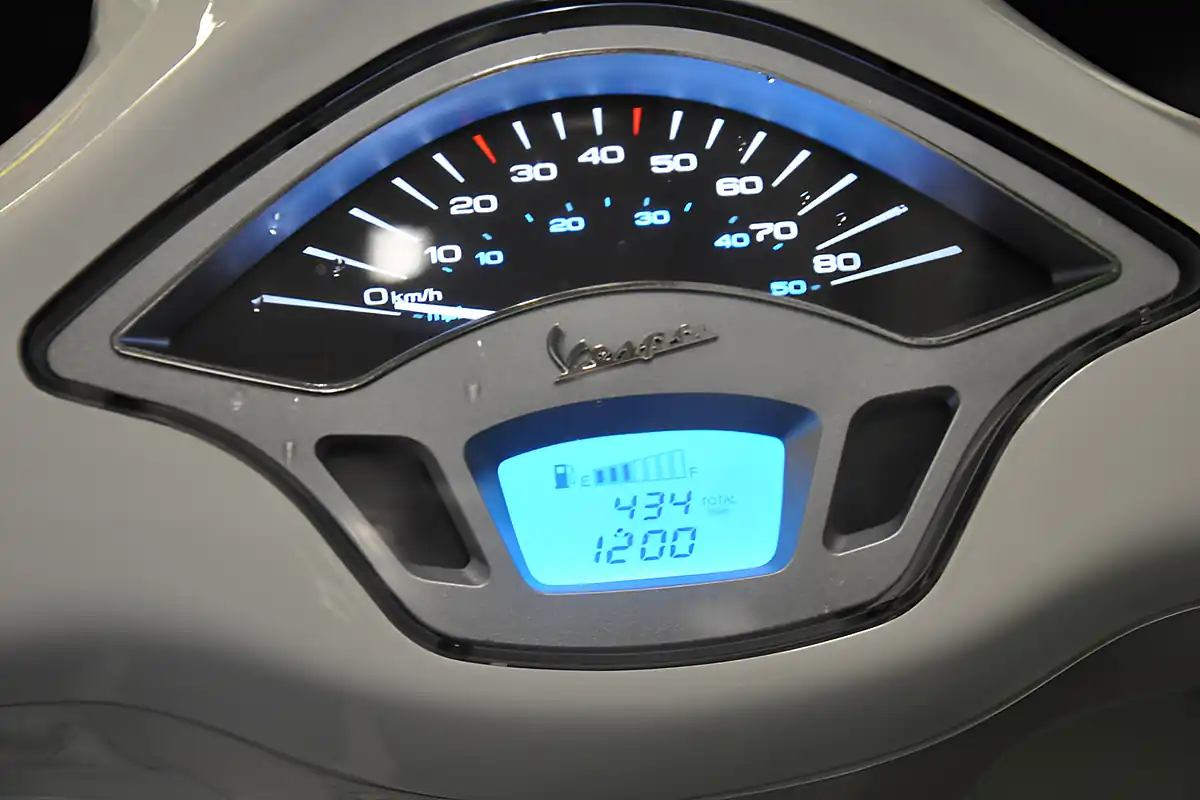 Used 2022 Piaggio Primavera 50 Silver - Interior and Exterior details 7