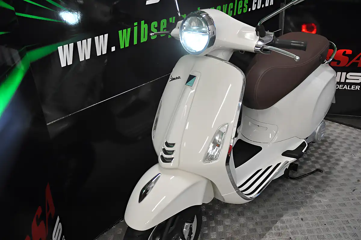 Used 2022 Piaggio Primavera 50 Silver - Interior and Exterior details 8