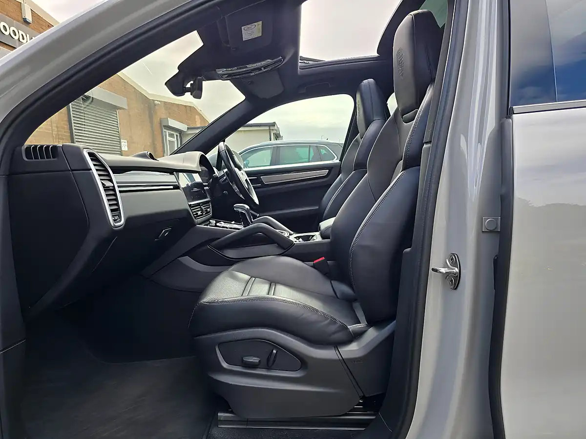 Used 2022 Porsche Cayenne Platinum Edition Grey - Interior and Exterior details 10