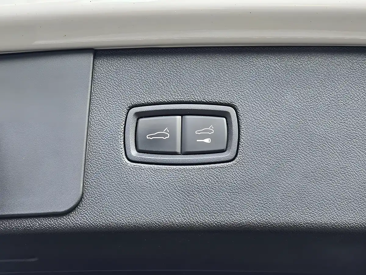Used 2022 Porsche Cayenne Platinum Edition Grey - Interior and Exterior details 15