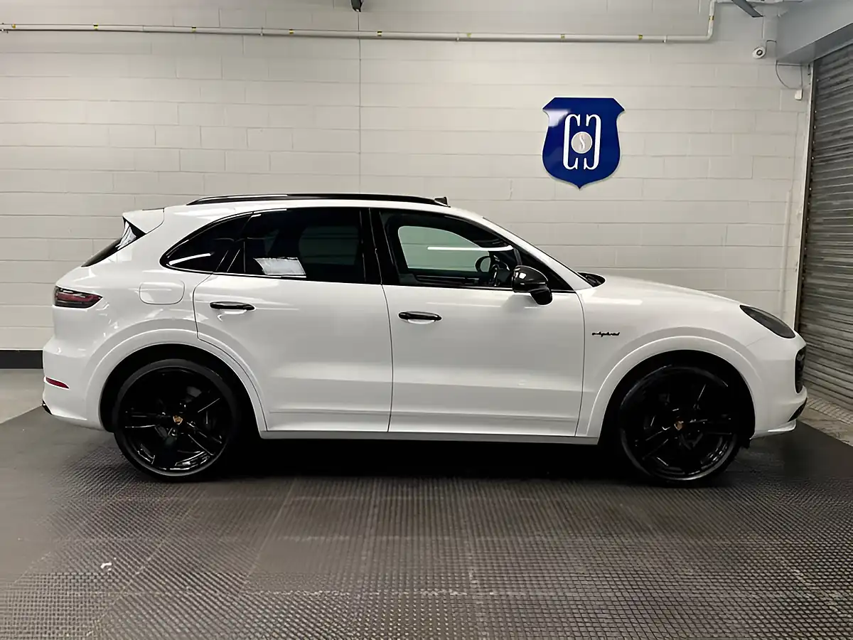 Used 2022 Porsche Cayenne Platinum Edition White - Interior and Exterior details 14