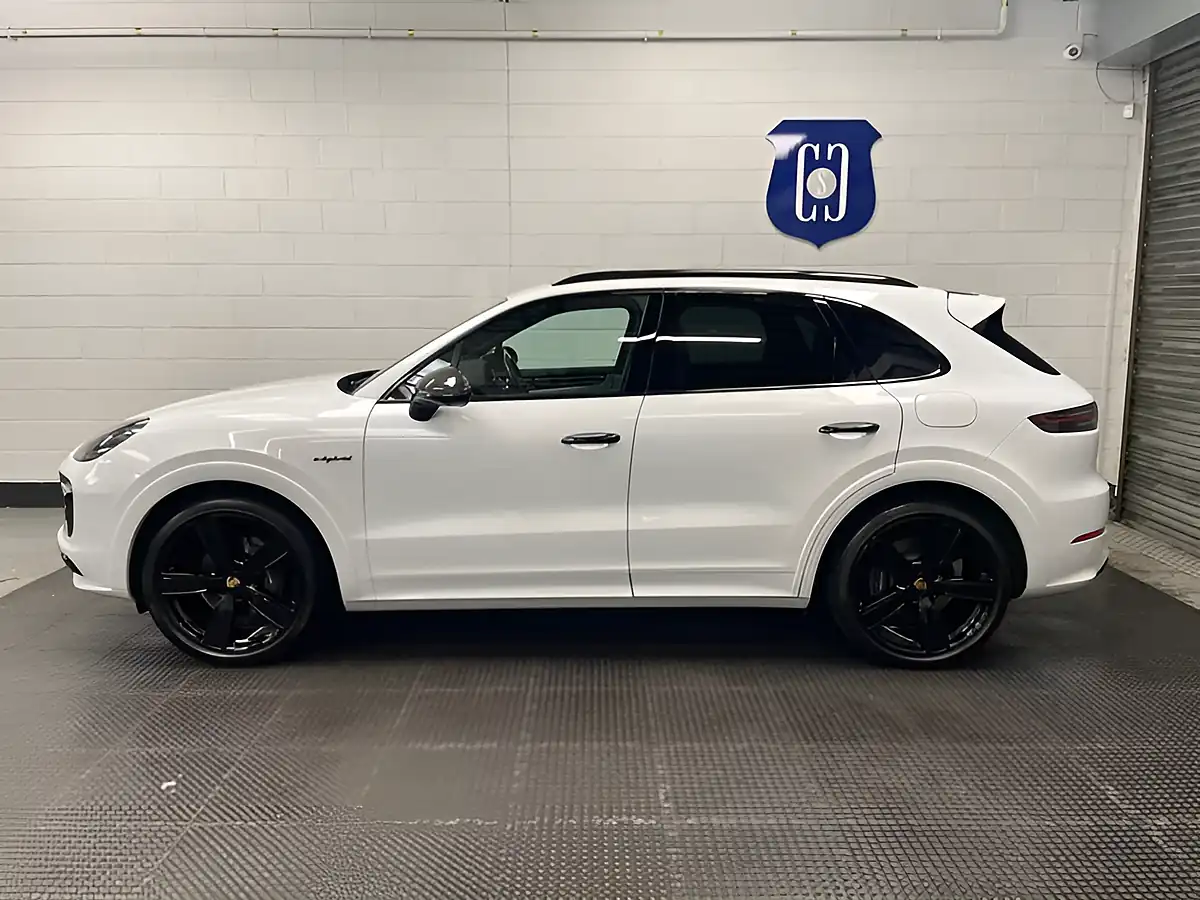 Used 2022 Porsche Cayenne Platinum Edition White - Interior and Exterior details 4