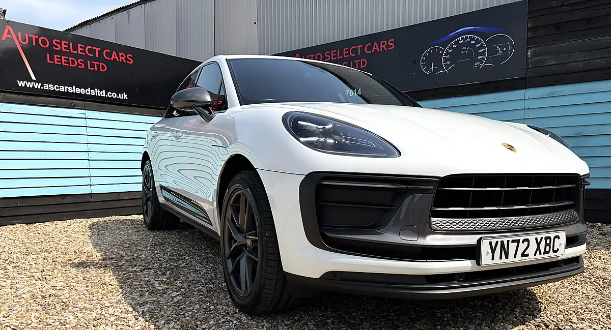 Used 2022 Porsche Macan T Carrera White - Front View