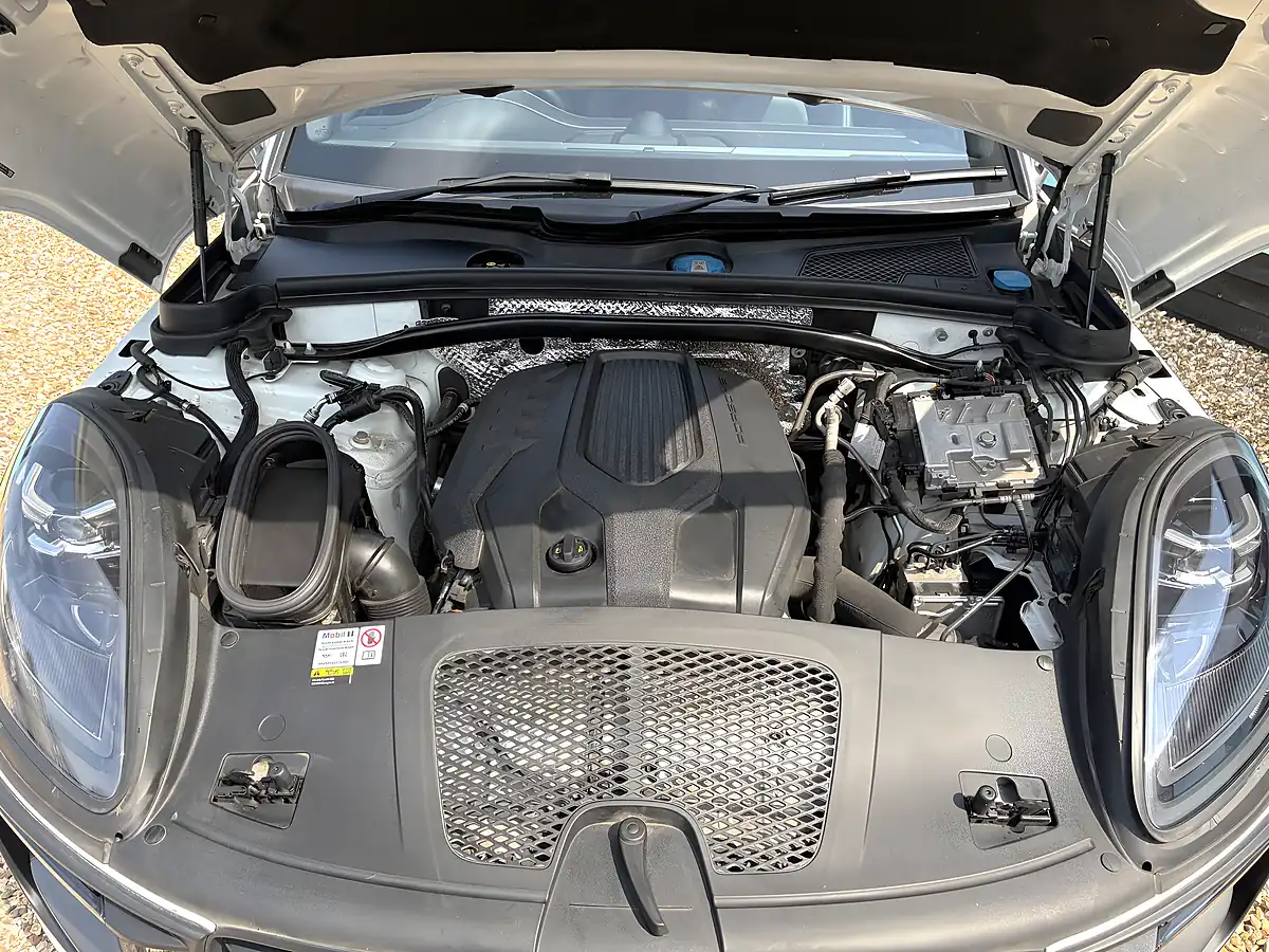 Used 2022 Porsche Macan T Carrera White - Interior and Exterior details 12