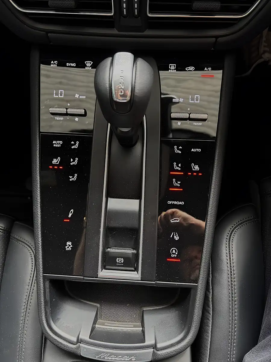 Used 2022 Porsche Macan T Carrera White - Interior and Exterior details 18
