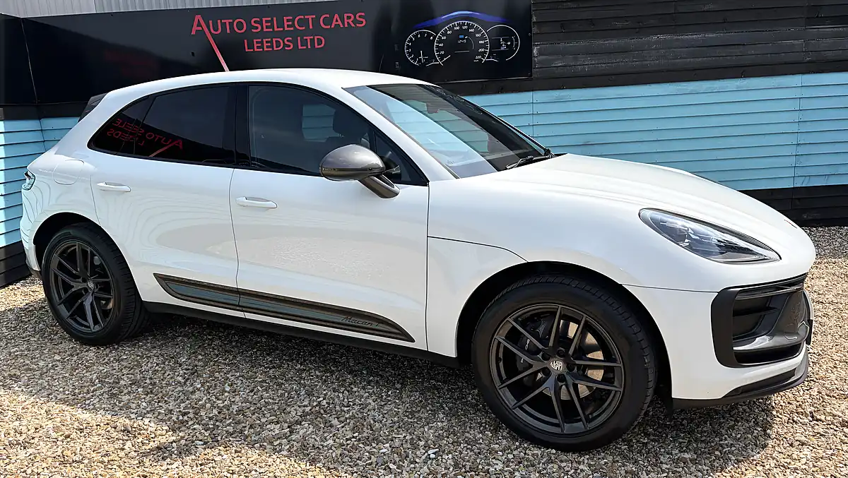 Used 2022 Porsche Macan T Carrera White - Interior and Exterior details 3