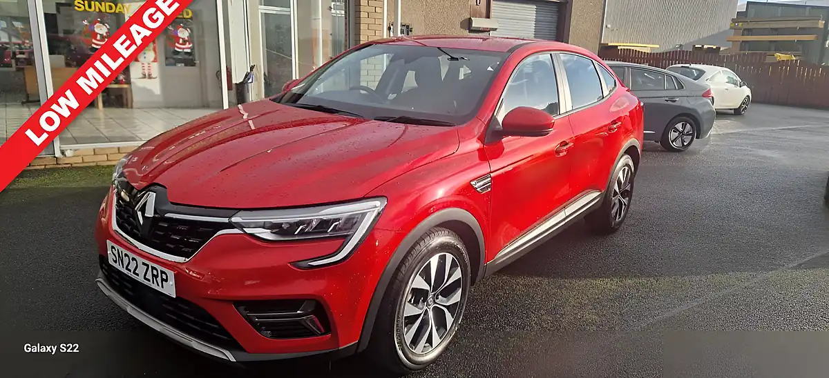 Used 2022 Renault Arkana Iconic Red - Front View