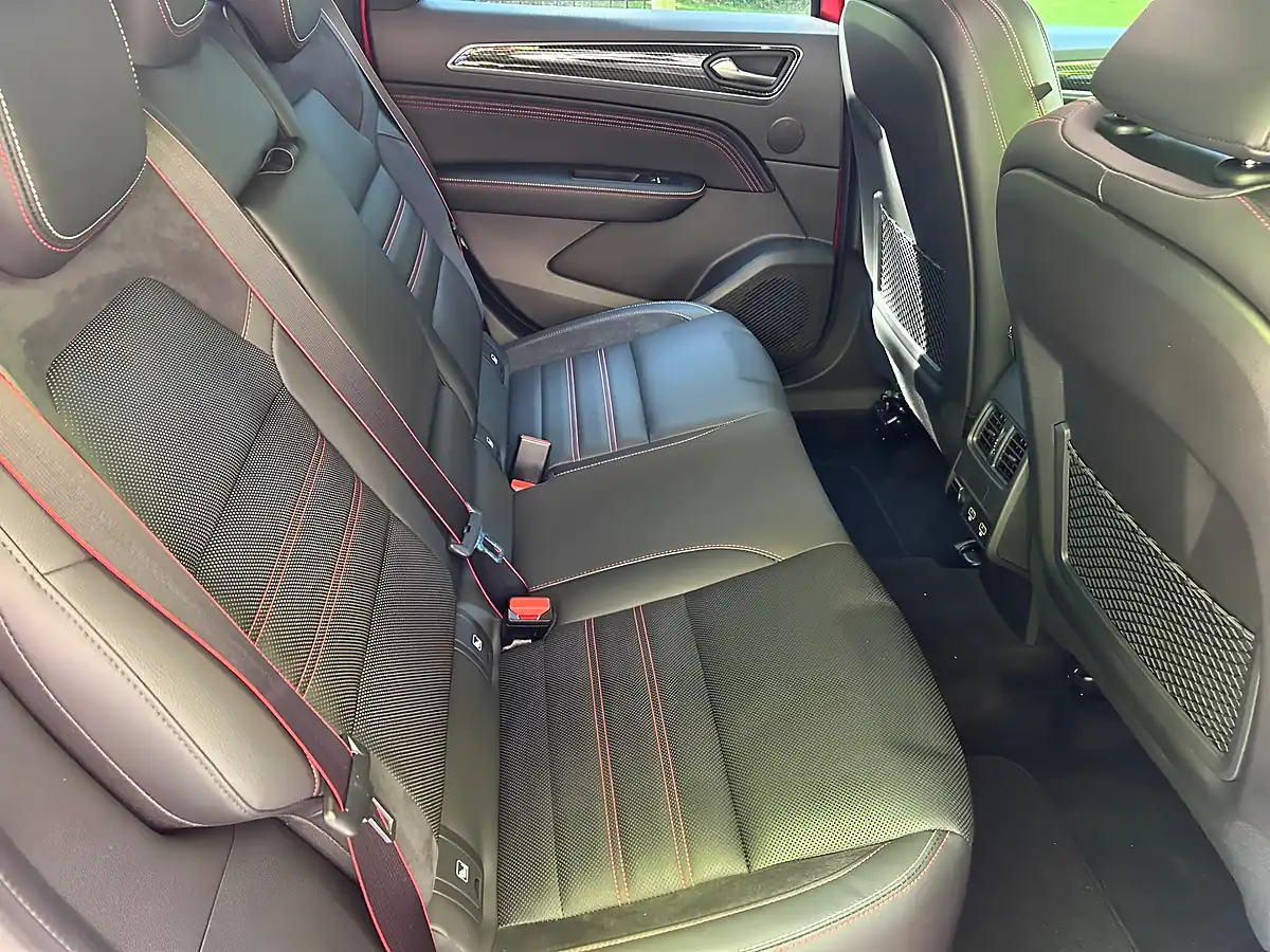 Used 2022 Renault Arkana R.s. Line Red - Interior and Exterior details 12