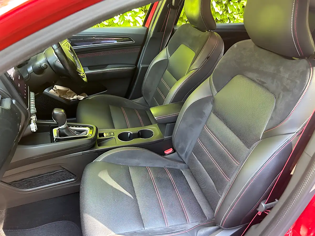 Used 2022 Renault Arkana R.s. Line Red - Interior and Exterior details 15