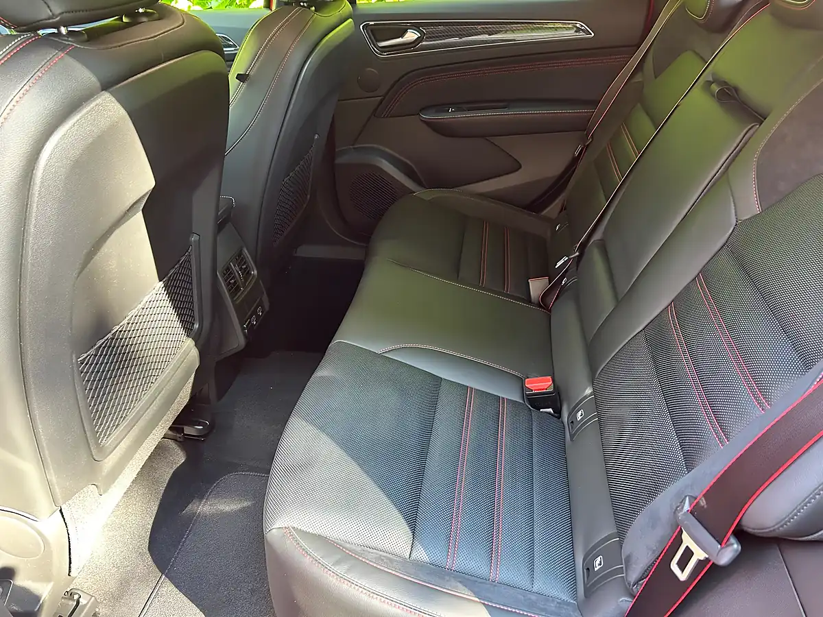 Used 2022 Renault Arkana R.s. Line Red - Interior and Exterior details 16