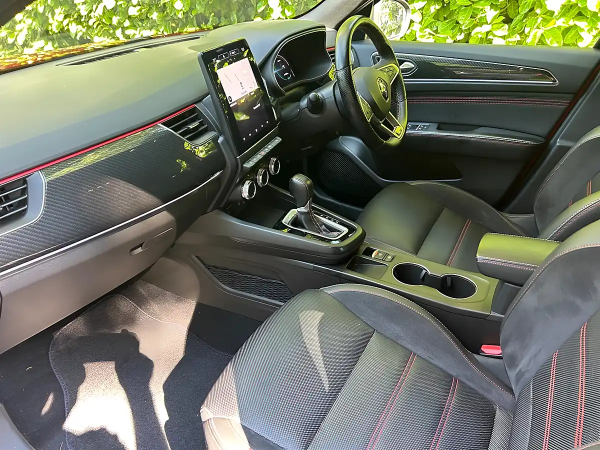 Used 2022 Renault Arkana R.s. Line Red - Interior and Exterior details 6