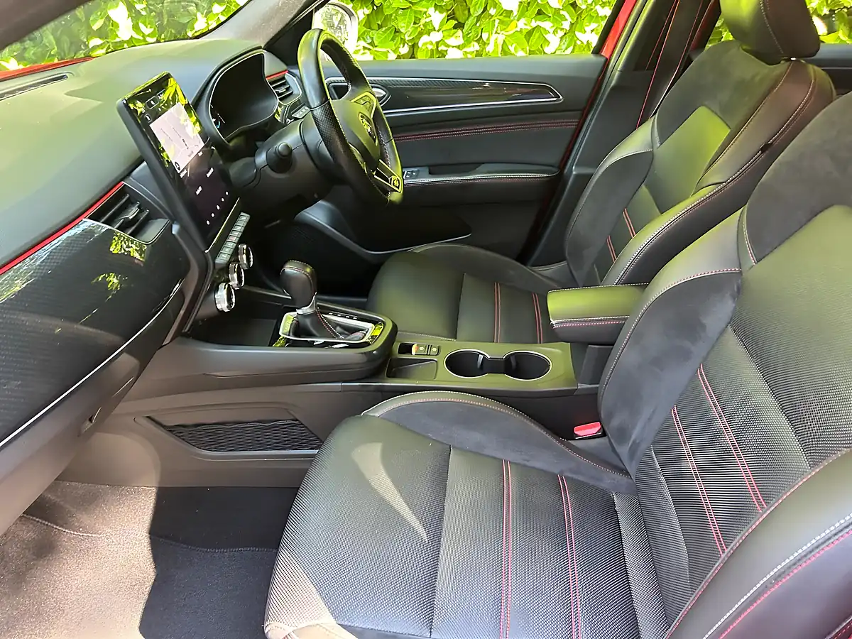 Used 2022 Renault Arkana R.s. Line Red - Interior and Exterior details 8