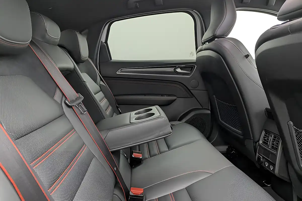 Used 2022 Renault Arkana R.s. Line White - Interior and Exterior details 13