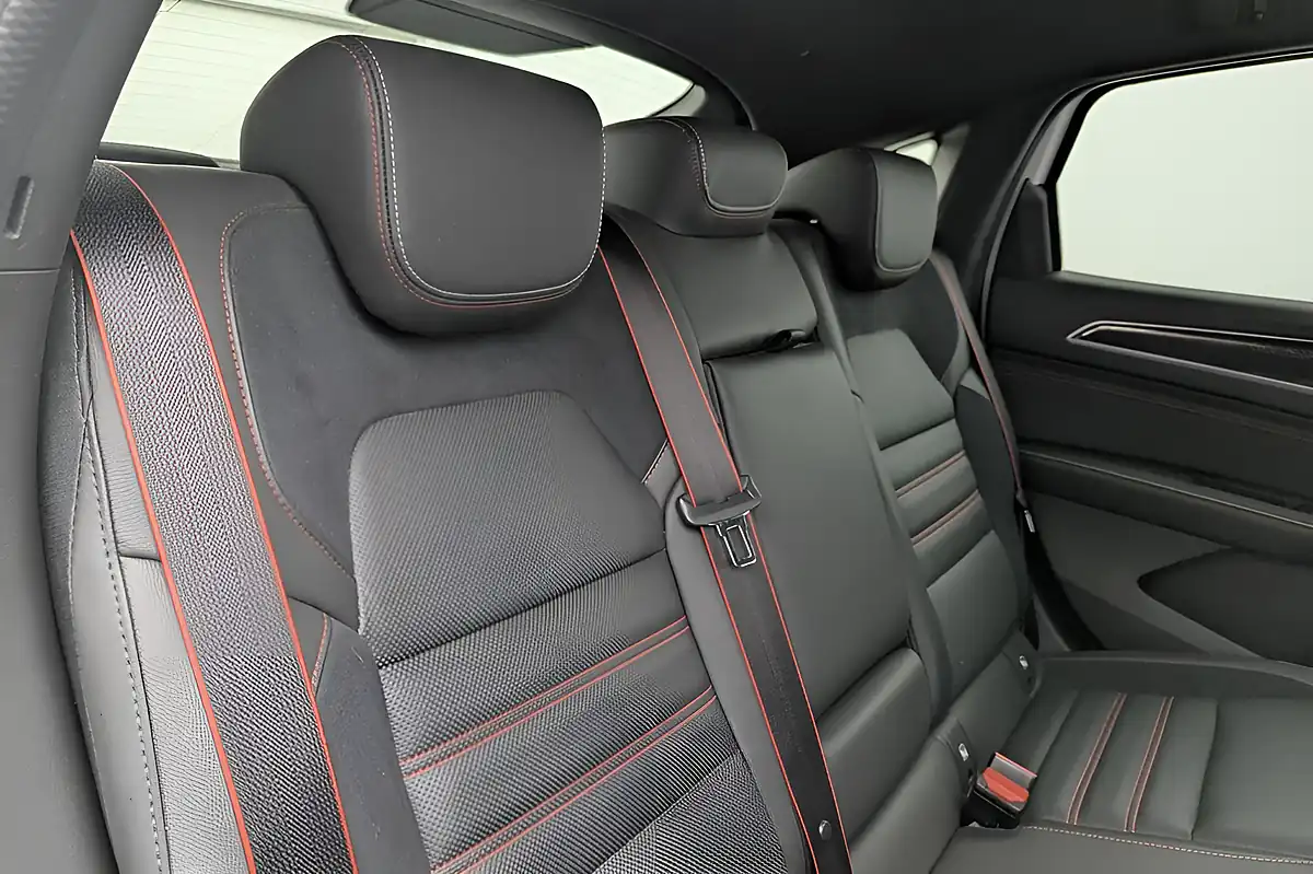 Used 2022 Renault Arkana R.s. Line White - Interior and Exterior details 16