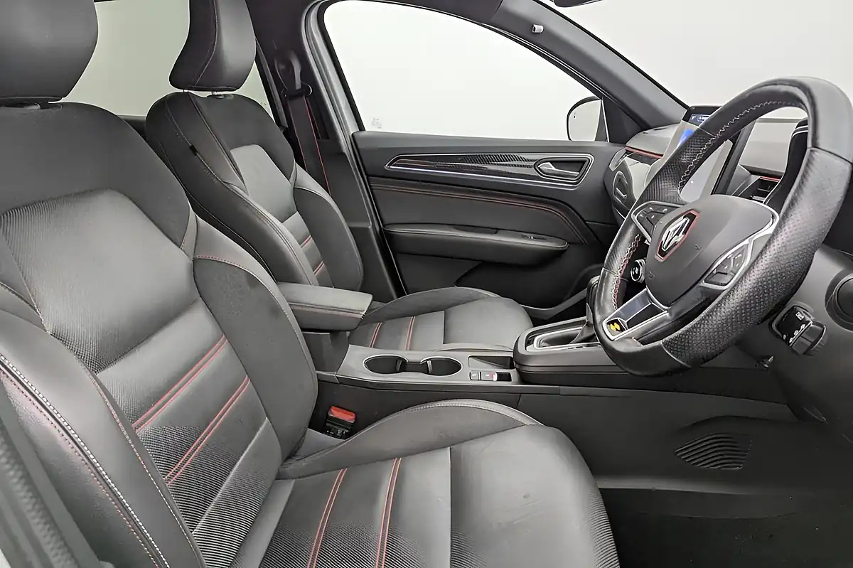 Used 2022 Renault Arkana R.s. Line White - Interior and Exterior details 2