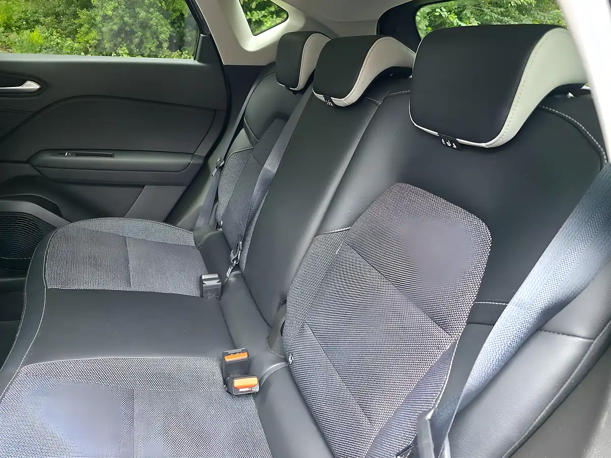 Used 2022 Renault Captur Se Edition Grey - Interior and Exterior details 11