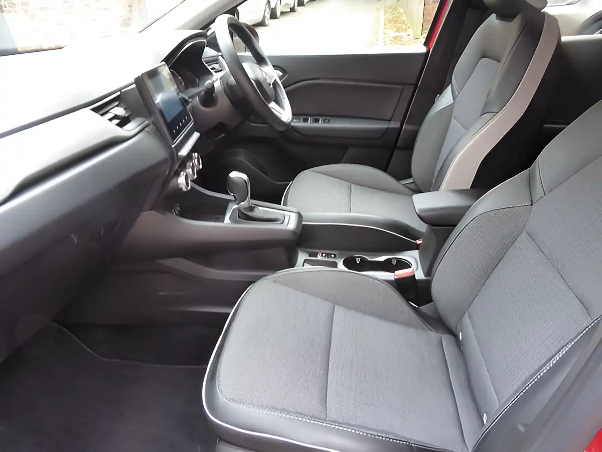 Used 2022 Renault Captur Se Edition Red - Interior and Exterior details 12