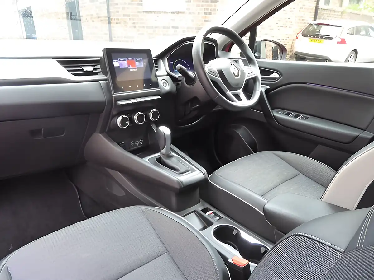 Used 2022 Renault Captur Se Edition Red - Interior and Exterior details 13