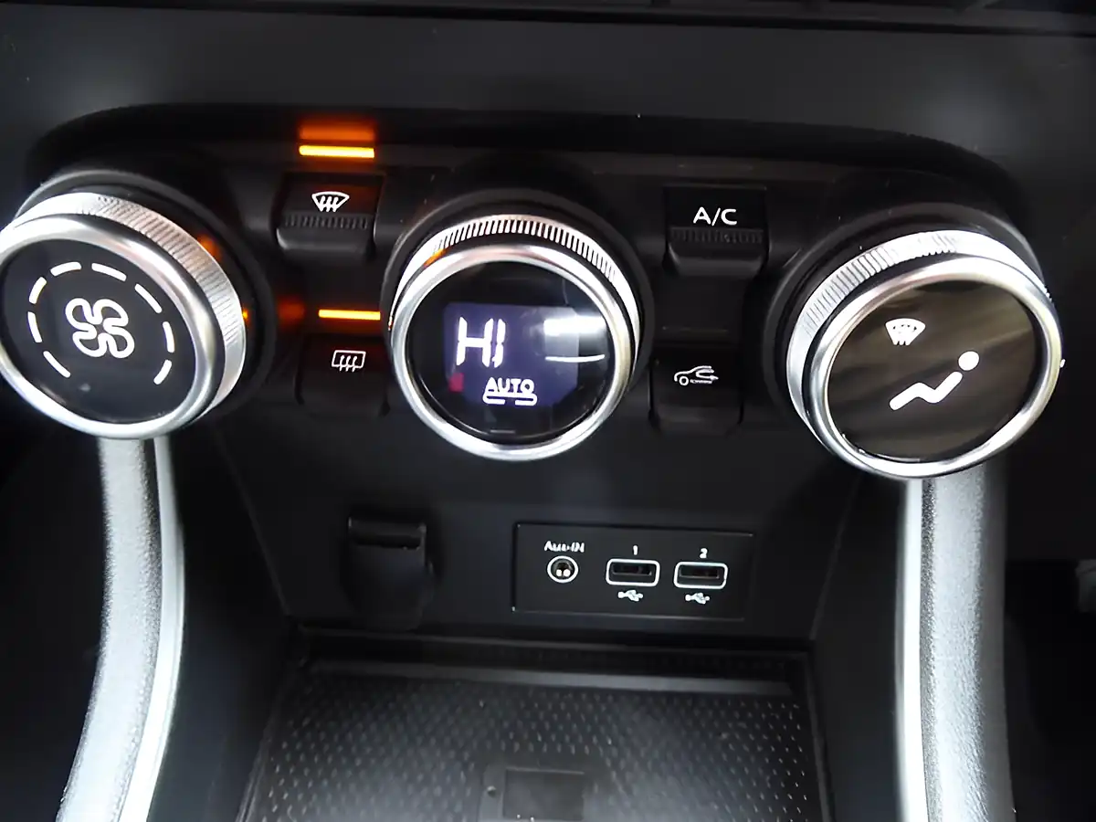Used 2022 Renault Captur Se Edition Red - Interior and Exterior details 17
