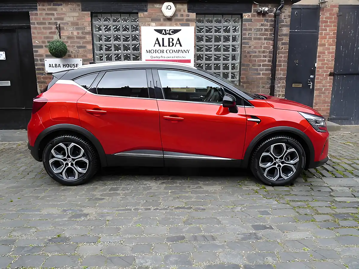 Used 2022 Renault Captur Se Edition Red - Interior and Exterior details 7