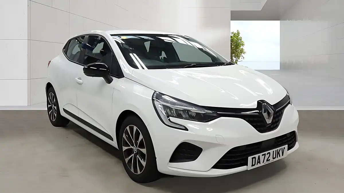 Used 2022 Renault Clio Evolution White - Front View