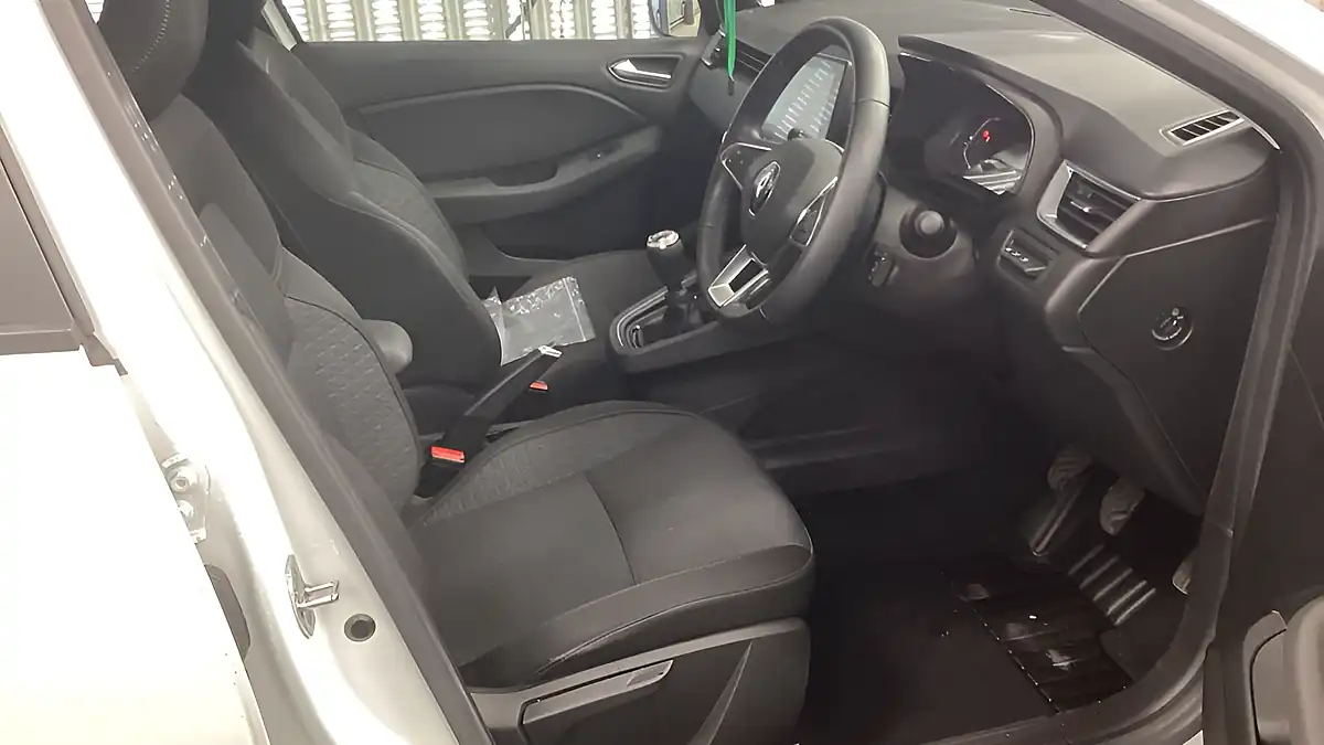 Used 2022 Renault Clio Evolution White - Interior and Exterior details 16