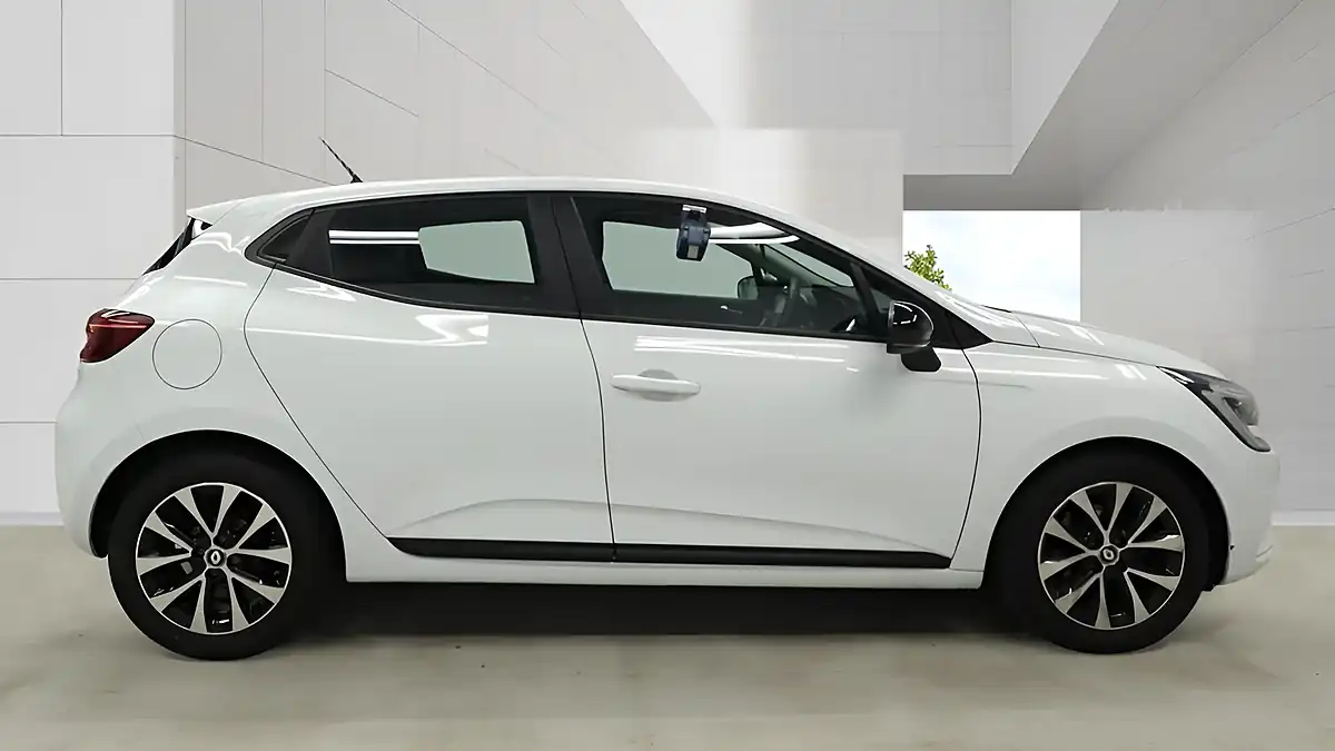 Used 2022 Renault Clio Evolution White - Interior and Exterior details 9