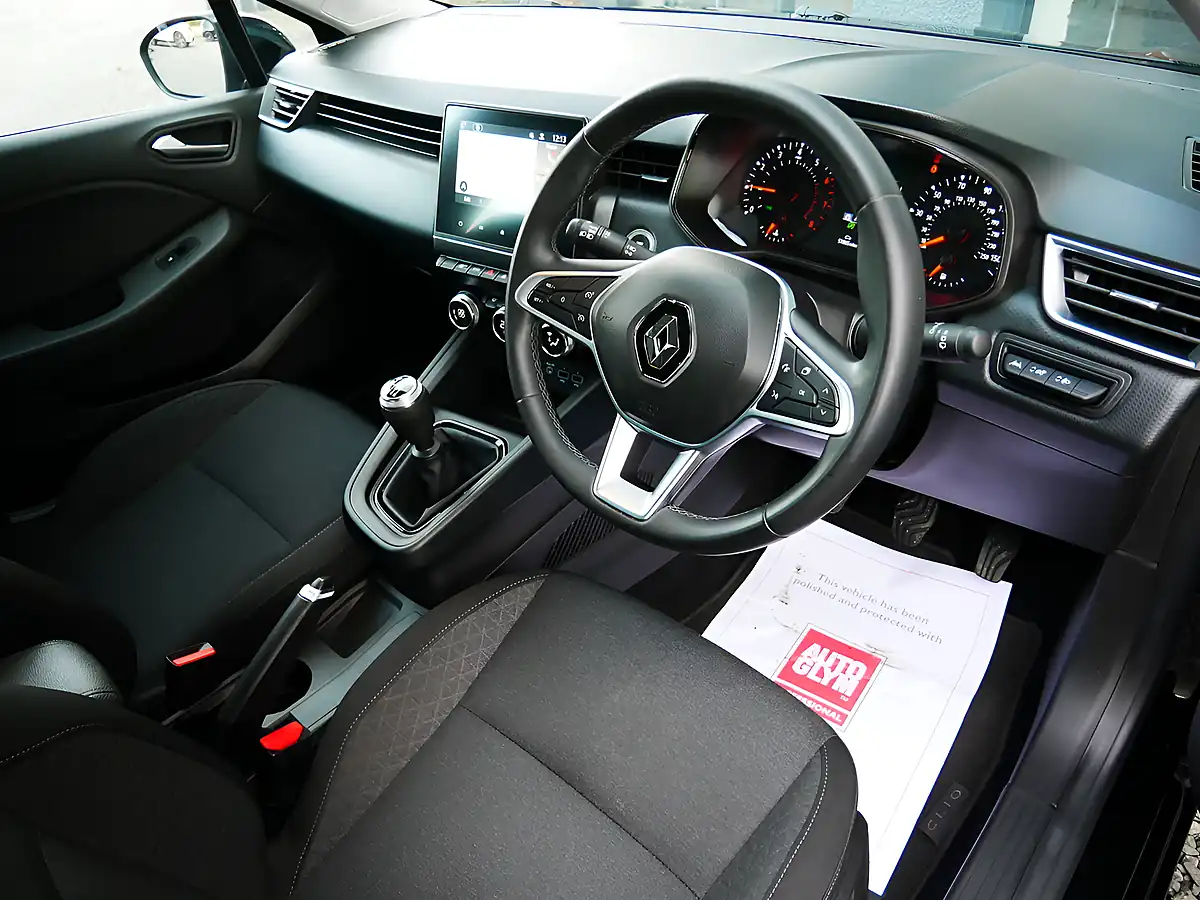Used 2022 Renault Clio Iconic Diamond Black - Interior and Exterior details 10