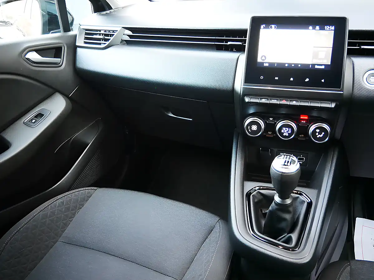 Used 2022 Renault Clio Iconic Diamond Black - Interior and Exterior details 17