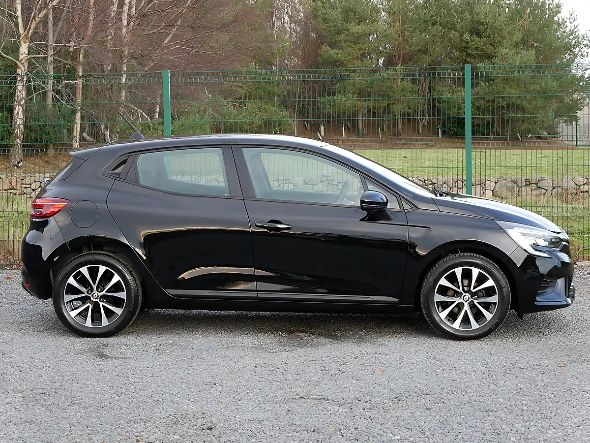 Used 2022 Renault Clio Iconic Diamond Black - Interior and Exterior details 5