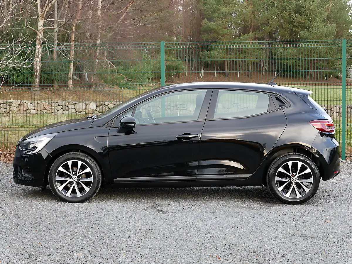 Used 2022 Renault Clio Iconic Diamond Black - Interior and Exterior details 6