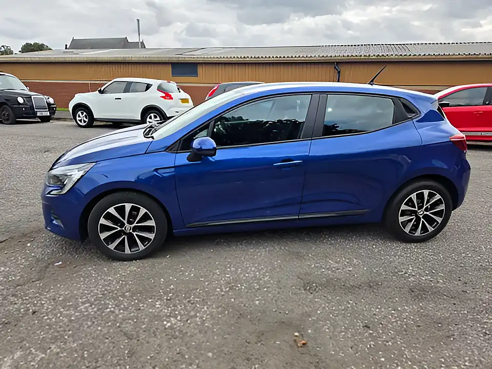 Used 2022 Renault Clio Iconic Edition Blue - Interior and Exterior details 5