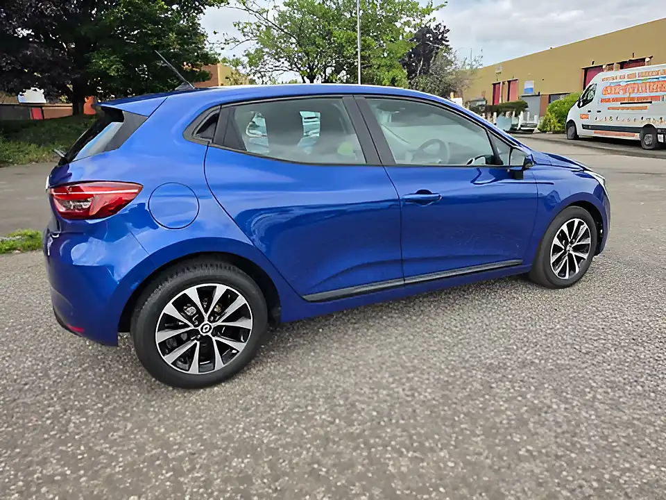 Used 2022 Renault Clio Iconic Edition Blue - Interior and Exterior details 6