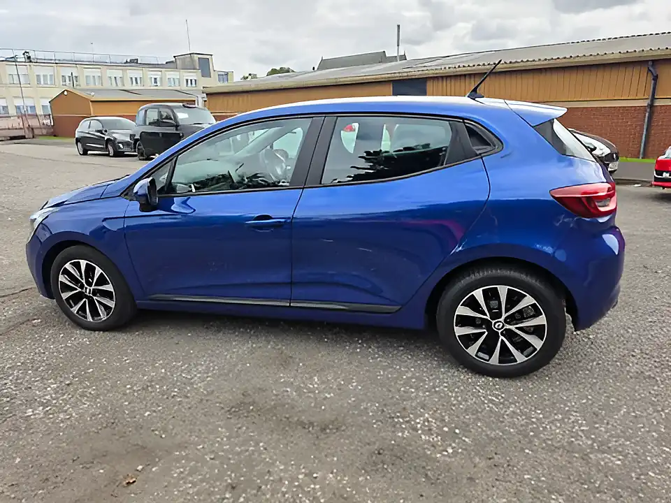 Used 2022 Renault Clio Iconic Edition Blue - Interior and Exterior details 7