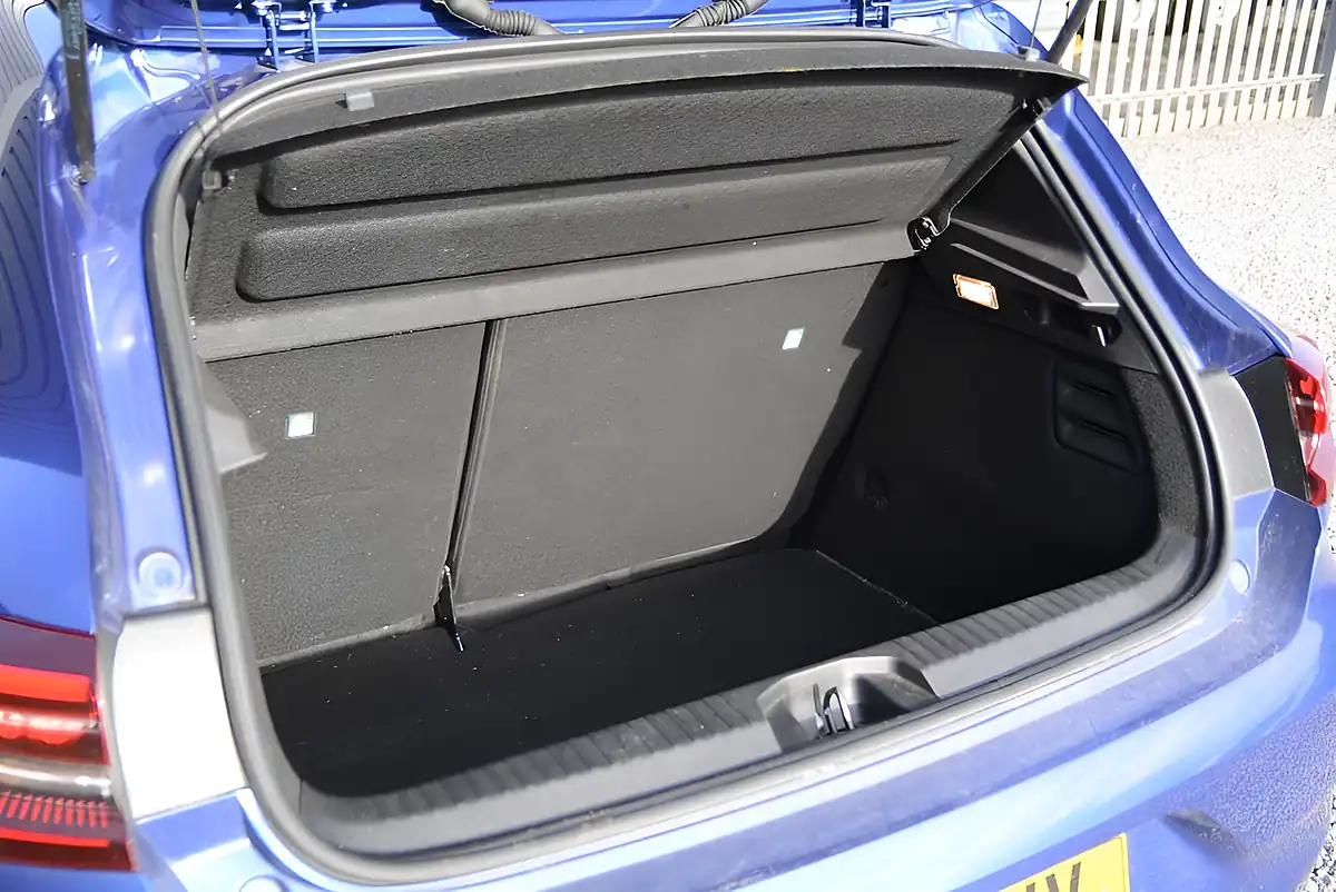 Used 2022 Renault Clio RS Line Blue - Interior and Exterior details 17