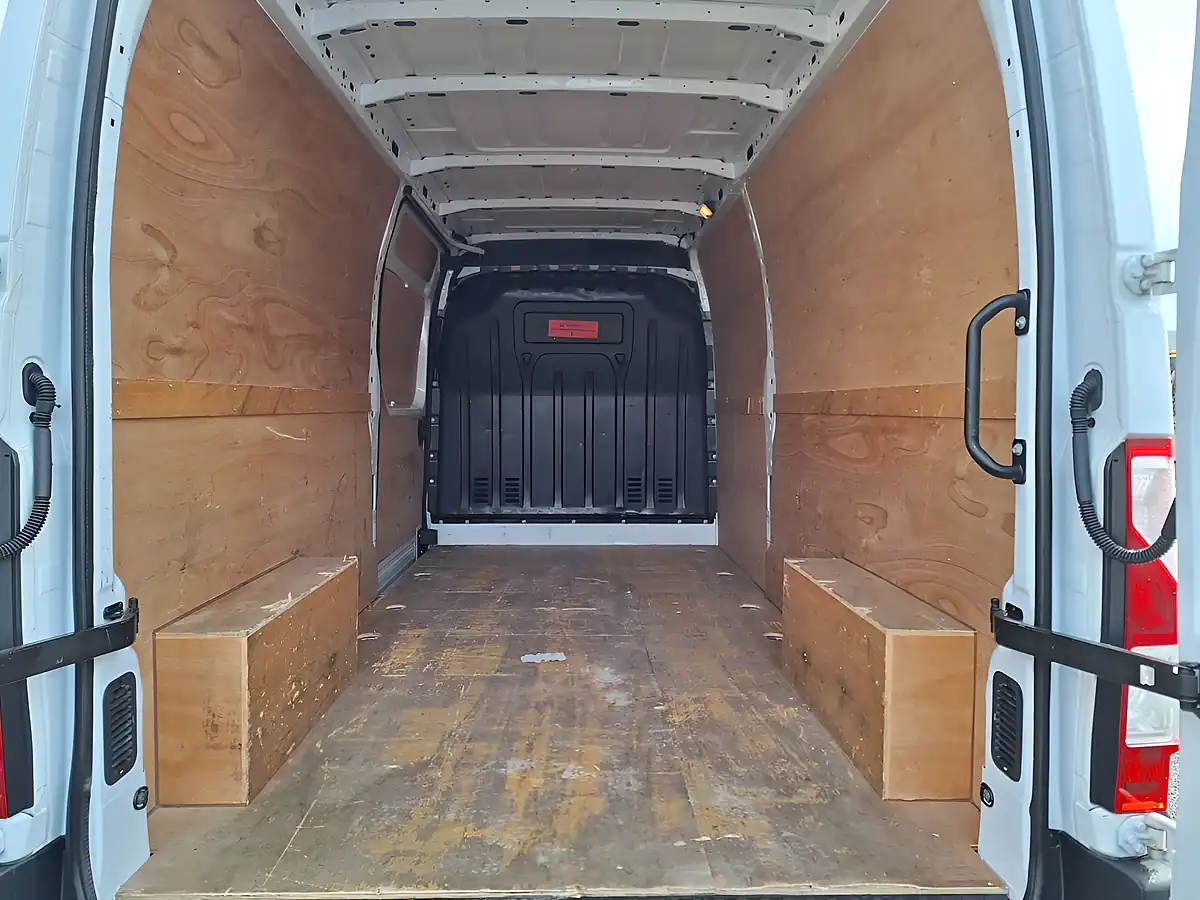 Used 2022 Renault Master 35 Business+ White - Interior and Exterior details 11